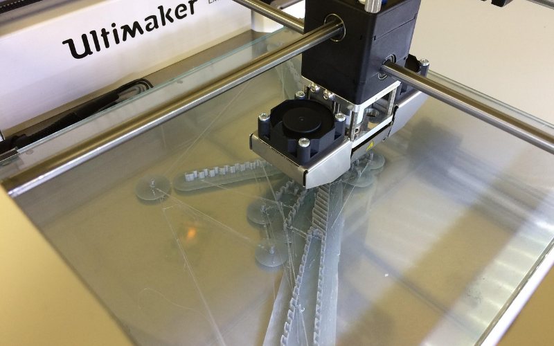 3D printer print head extruding heated filament