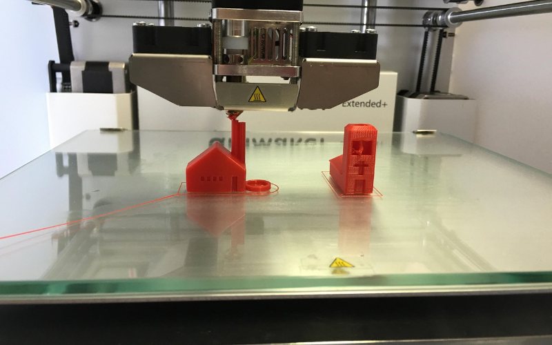 3D printer moving between parts during a print